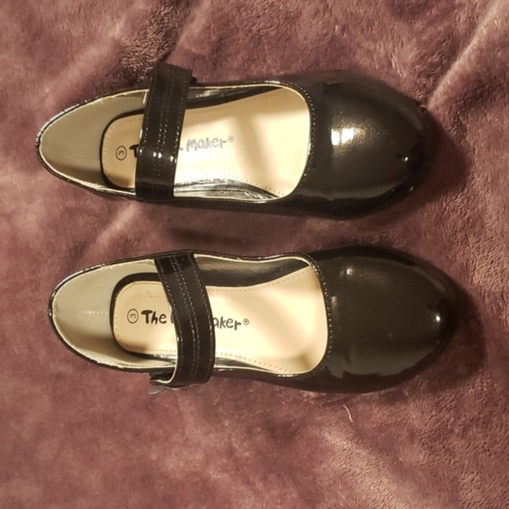 Black shiny sandals size 3